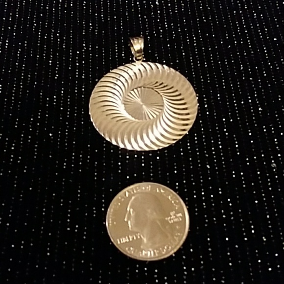 Optical Illusion Pendant - Picture 4 of 7